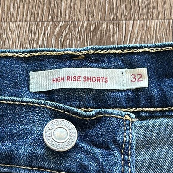 Levi's High Rise Raw Hem Denim Shorts Size 32 Medium Wash Summer Cutoffs - Picture 3 of 4